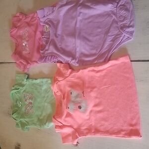 2 Bodysuit Gerber,  Oshkosh, Child of mine. Size 12m and 6m